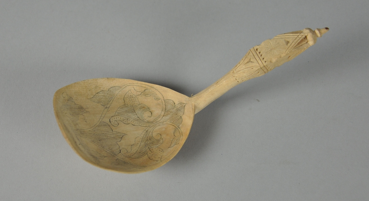 Skjeer av bjørk. Alle skjeene har bredt skjeblad med avflatet ende. Alle skjeene har skjeblad med ulik kolrosingdekor på oversiden. Skaftet på skjeene er buet og  og er dekorert med karveskurd.