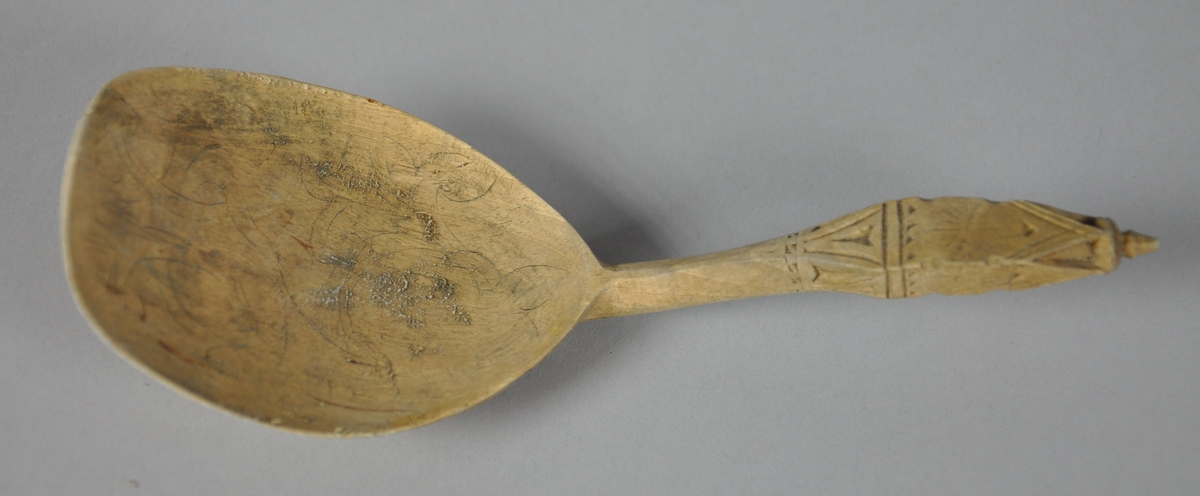 Skjeer av bjørk. Alle skjeene har bredt skjeblad med avflatet ende. Alle skjeene har skjeblad med ulik kolrosingdekor på oversiden. Skaftet på skjeene er buet og  og er dekorert med karveskurd.