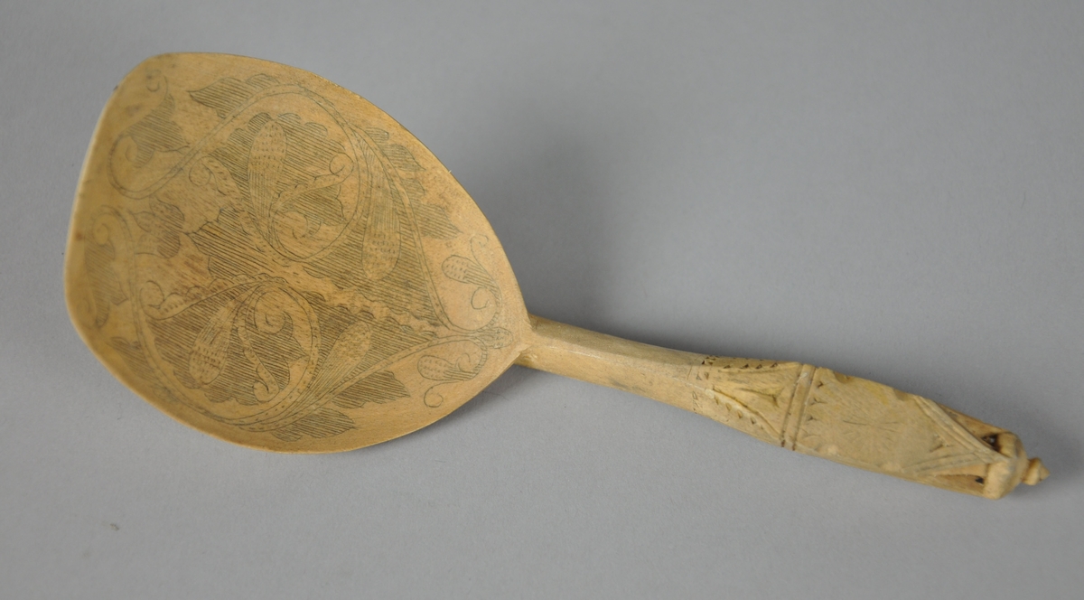 Skjeer av bjørk. Alle skjeene har bredt skjeblad med avflatet ende. Alle skjeene har skjeblad med ulik kolrosingdekor på oversiden. Skaftet på skjeene er buet og  og er dekorert med karveskurd.