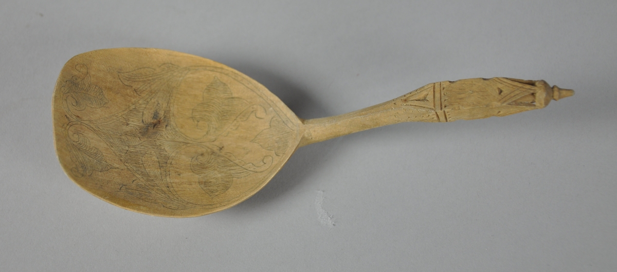 Skjeer av bjørk. Alle skjeene har bredt skjeblad med avflatet ende. Alle skjeene har skjeblad med ulik kolrosingdekor på oversiden. Skaftet på skjeene er buet og  og er dekorert med karveskurd.