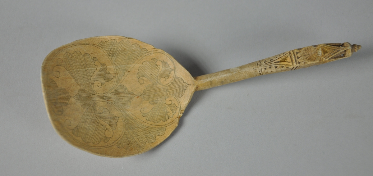 Skjeer av bjørk. Alle skjeene har bredt skjeblad med avflatet ende. Alle skjeene har skjeblad med ulik kolrosingdekor på oversiden. Skaftet på skjeene er buet og  og er dekorert med karveskurd.