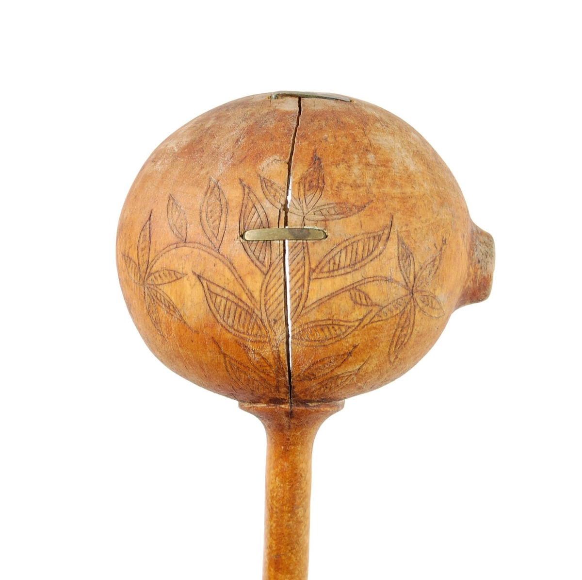 Skje av bjørk. Dypt skjeblad med nebb, i bunnen kolrosingdekor i form av bl.a. en stjerne, undersiden med kolrosingdekor i form av blader og blomster. Buet skaft med kolrosingdekor på over- og undersiden, undersiden har innskrift