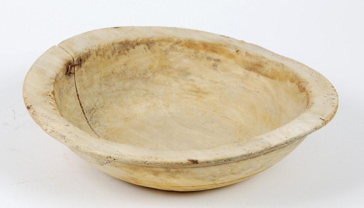 Bolle av dreid bjørk. To dreide ringer på siden. Farge trehvit.