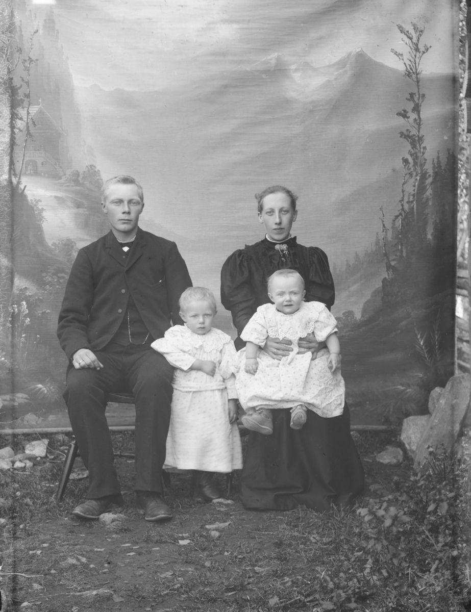 Pro: Anthon Jevne med familie. Gruppebilde.
