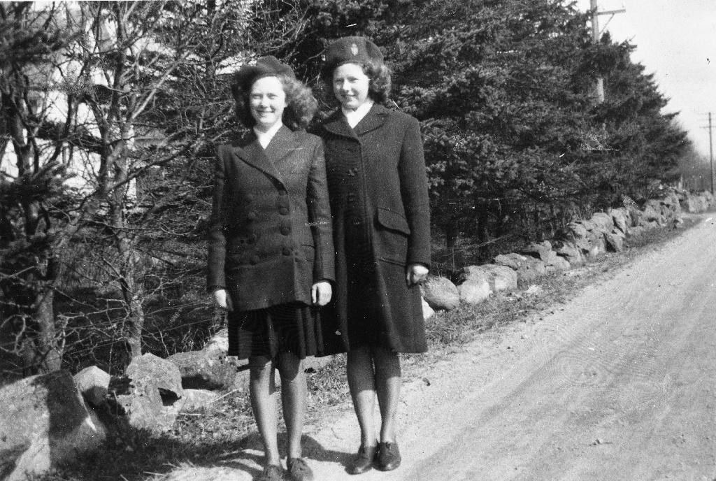 Halldis Aanestad g. Hognestad (10.1.1929 - ) og søstera Hanna Aanestad g. Undheim (20.7.1926 - ) Biletet er teke utanfor heimen deira, Tunheim bnr. 2, i 1947. Montgomry-huene var eit mykje brukt hovudplagg etter 2. verdskrig.