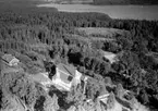 Flygfoto över Stengårdshults kyrka i Gislaveds kommun. Nr H 1942