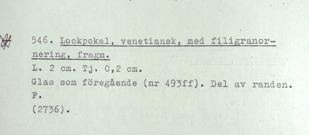 Fragment av en venetiansk lockpokal i gröntonat glas. Vit filigranornering i breda ränder, omväxlande med krysstrådbårder. Del av randen. Liknar M 17000-493ff. Möjligen delar av samma eller en liknande pokal.