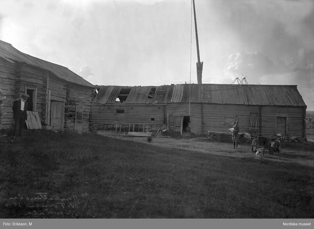 Norrbottens län. Nedertorneå T:g. Nedertorneå S:n. Nikkala. Öystillä. ÄG. Daneli Öystillä. Gårdsinteriör fr.S. Foto M. Eriksson 1922.