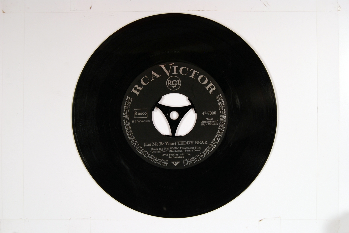 Platen har sammen med en større samling grammofoner, plater og radioutstyr tilhørt en privatperson i Egersund.


Vinylsingel med papircover. Coveret har identisk for- og bakside.