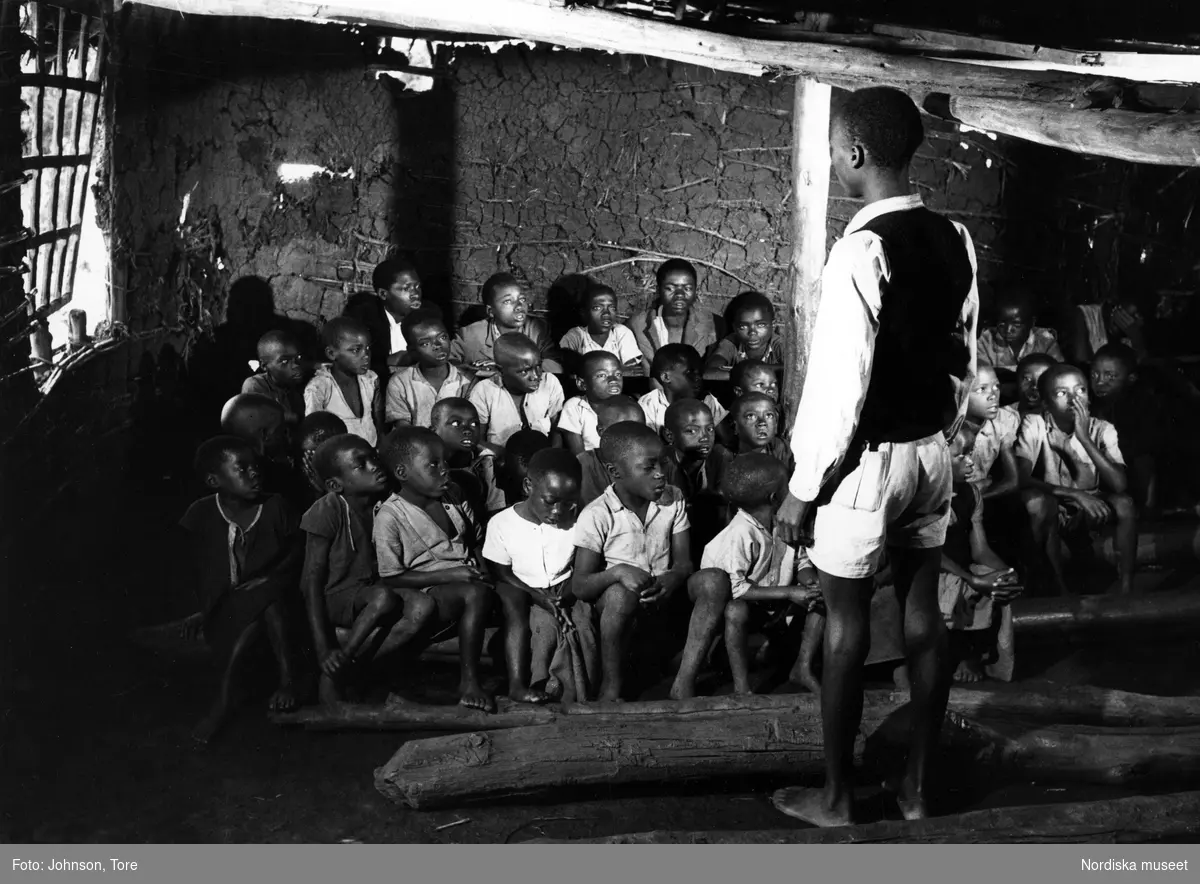 Missionärer i Ruanda-Urundi (nuvarande Rwanda/Burundi) med en grupp skolbarn