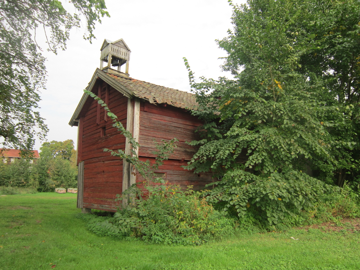 Klokketårnet på Stenberg søndre har kryssformet saltak (lanterneform) og innslag av sveitserstil og empirestil. Klokketårnet står på stabburet, og er i middels stand.