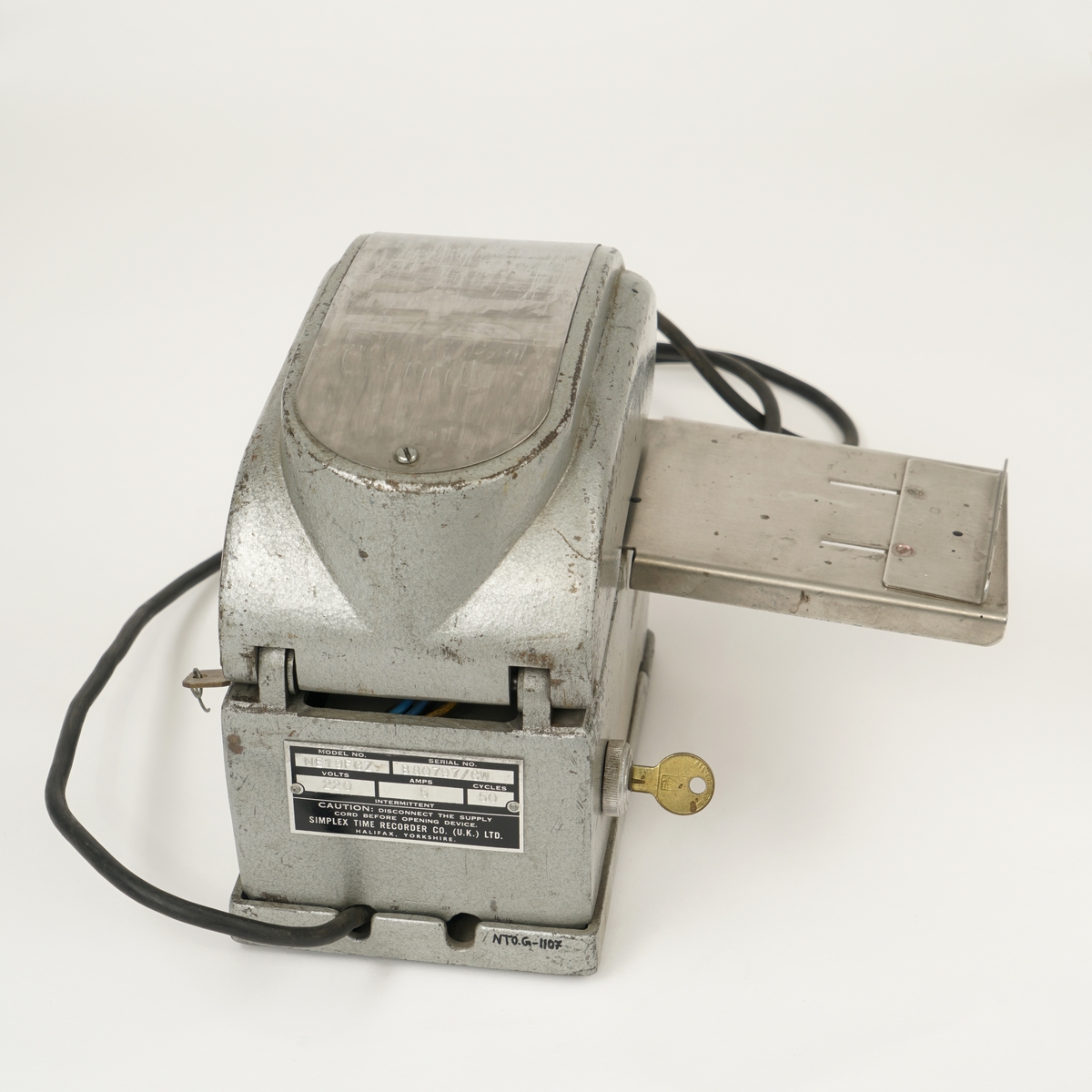 Metallboks med en åpning for å kunne stikke tolldeklarsjoner inn for automatisk å bli påført nummer. Vippebryter for valg mellom "count" og "repeat" foran. Lås med nøkkel på høyre side. Strømkabel med kontakt på baksiden. Strømnøkkel av/på på venstre side. Papiravstandsmåler på venstre side