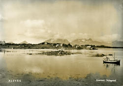 Alsvåg i Øksnes sett fra sjøen.