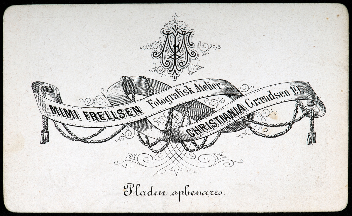 Kari Arnestad, Aamodt. Portrett. Folkelig motedrakt, høglue med skaut, og med bundingstørkle over skuldre og brystkasse.
Kari Olsdatter Arnestad, 1819-1881. Født på Arnestad Store i Åmot, ugift. Bodde hos sin svoger Anders Mikkelsen og søster Ingeborg Olsdatter på Arnestadsveen i Åmot i folketelling for 1865, bosatt på Stenvigen i Stor-Elvdal ved sin død.