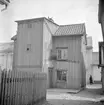 Gårdsinteriör från Repslagaregatan 18 i Linköping. Dokumentation av Östergötlands museum inför sanering av kvarteret Dykaren. Foto 1949.