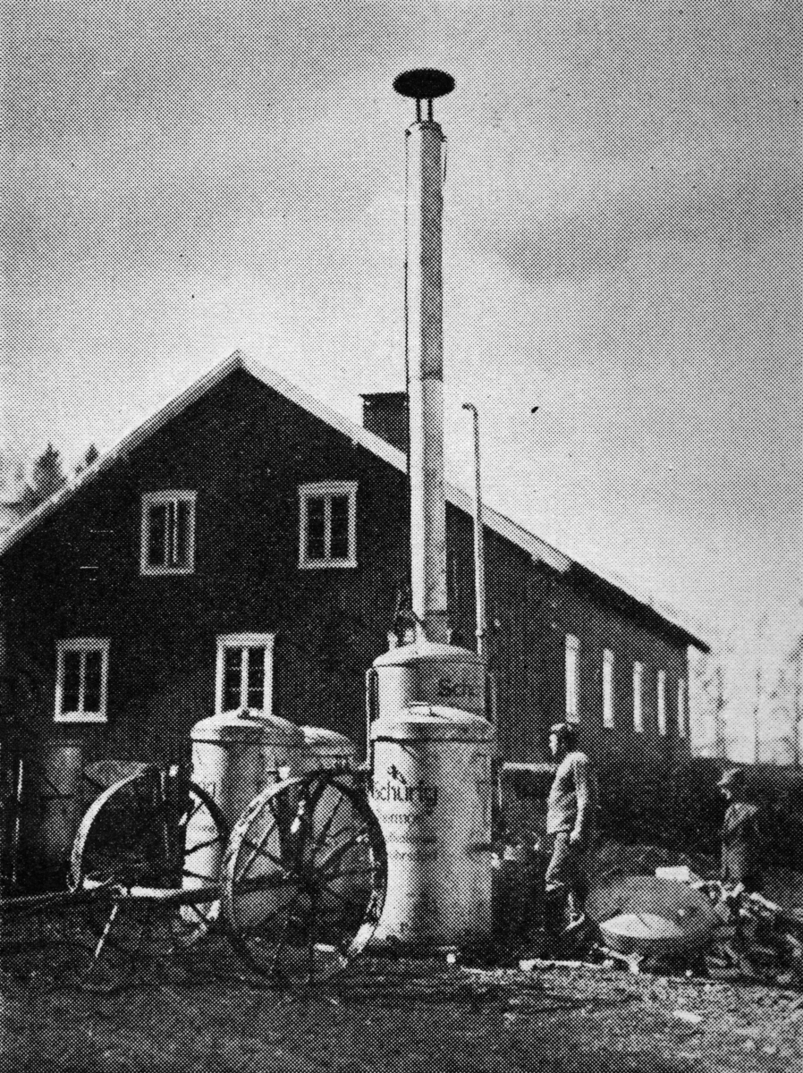 Ilustrasjon fra beretningen til Jønsberg Landbruksskole 1944-1949.
Potetkokeren i bruk.