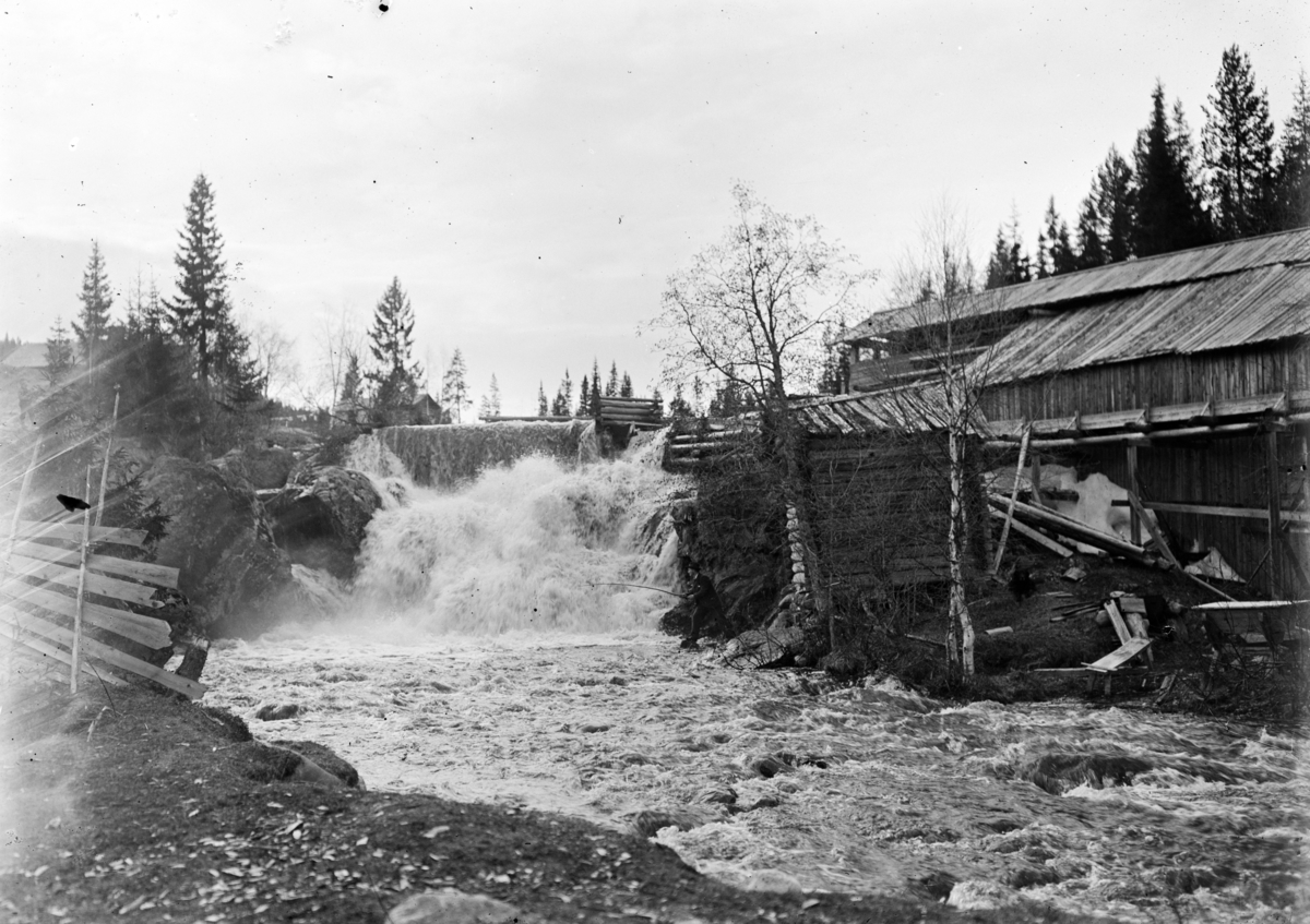Strandvold, foss, kvern, vadmelsstamp, sag. Hunsellbekkfossen ved Bækkevoll, veien til Løvåsen, utsikt fra her se s. 135.