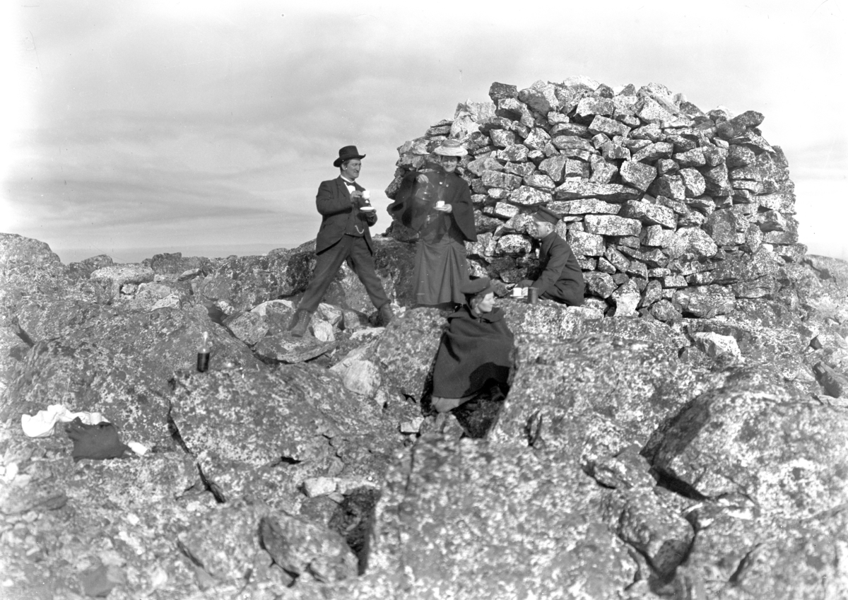 Varden, Trysilfjellet.  T.v. Otto Mejlænder, de øvrige ukjente.