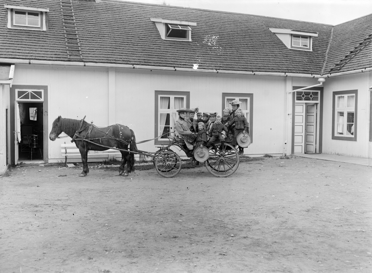 Legebolig Dunker, Nordre Bæk, Trysil, 1904-. Hest og trille.