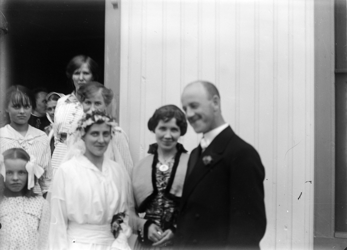 Bryllup. Foran f.v. Oddbjørg Nordgaard, Greta Nordgaard, ukjent, Harald Nordgaard. Bak.f.v.Aslaug Nordgaard, Elfrid Røberg (bakerst), ukjent. Ref. Hanna Galaasen.