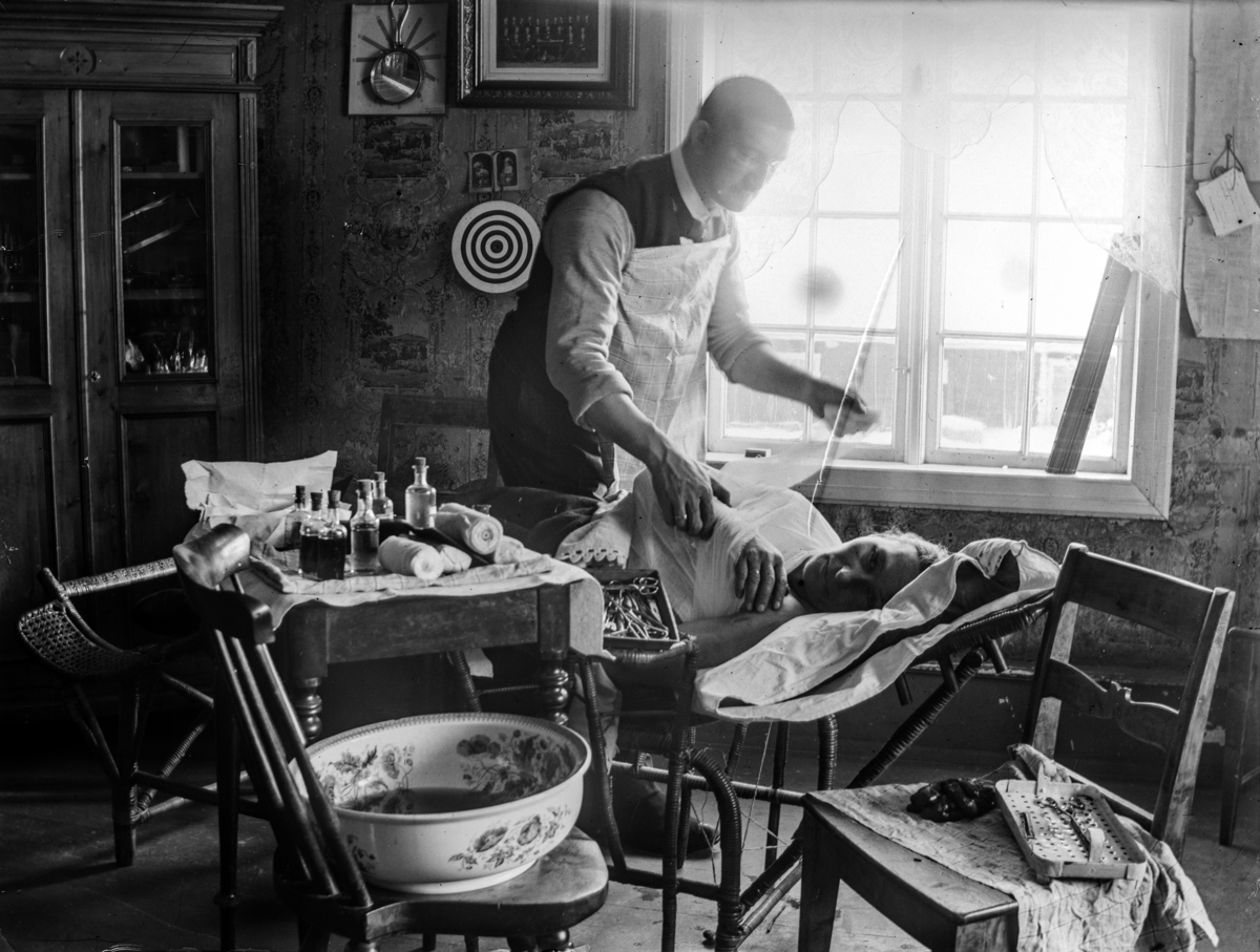 Legekontor, Trysil. Lege Otto Mejlænder, bandasjerer, pasient, Negativkonvolutt mrk. "operation 1897"