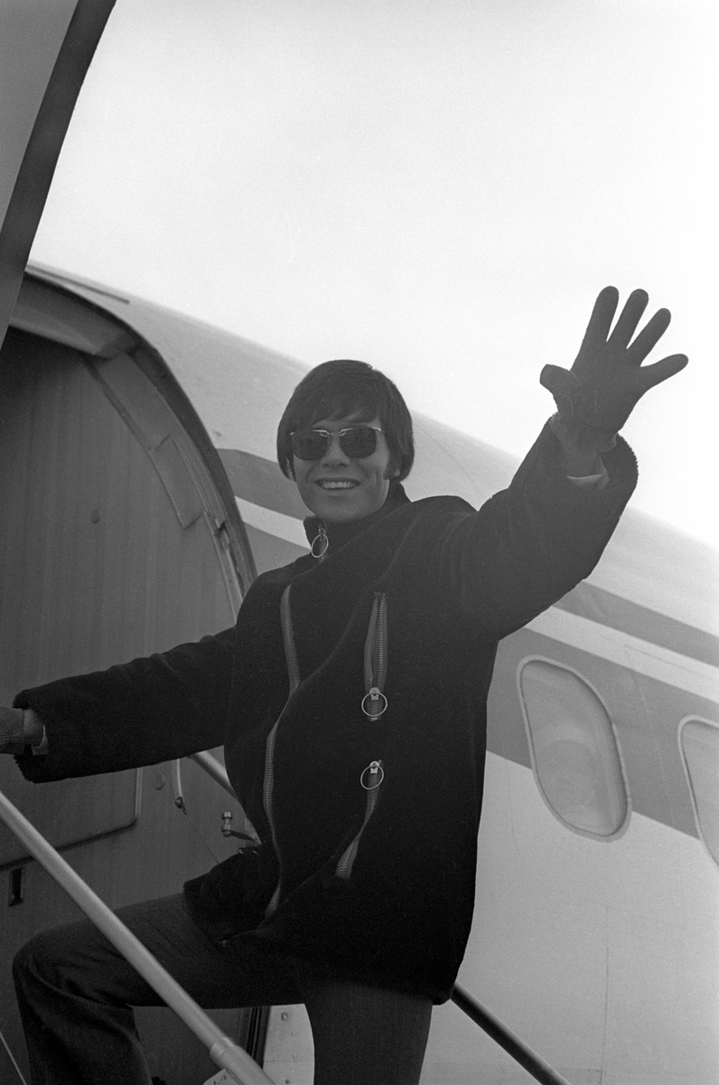 Popsanger Cliff Richard ankommer Fornebu på vei til konsert i Bergen. Cliff går her ombord i flyet til Bergen.