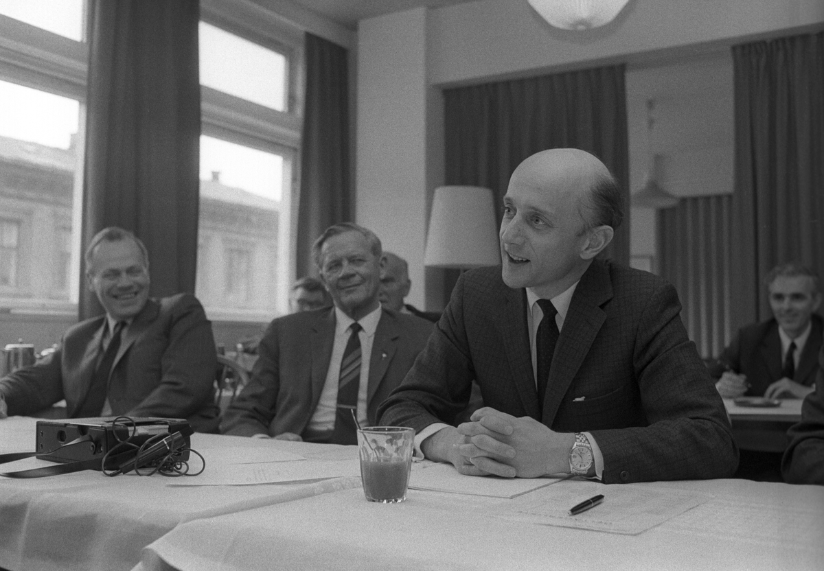 Kåre Willoch til høyre på pressekonferansen etter landsmøtet, da han trengte to valgomganger for å bli formann.  I midten Sjur Lindebrække og til venstre Svenn Stray.