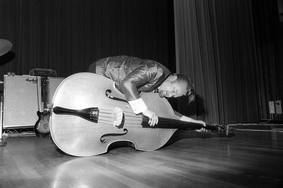 Konsert med rockens konge "Bill Haley and His Comets" i Folkets Hus i Oslo. Størst lykke gjorde denne mannnen i bandet.