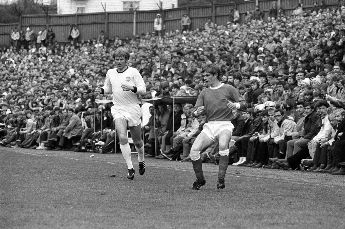 Strømsgodset spiller fotballkamp på Brann stadion i Bergen, mai 1971. Strømsgodset i lyse drakter. Ukjente spillere.