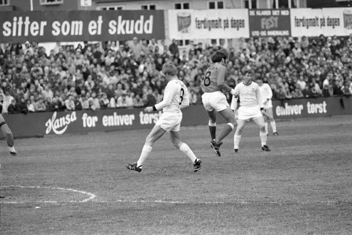 Strømsgodset spiller fotballkamp på Brann stadion i Bergen, mai 1971. Strømsgodset i lyse drakter. Ukjente spillere.