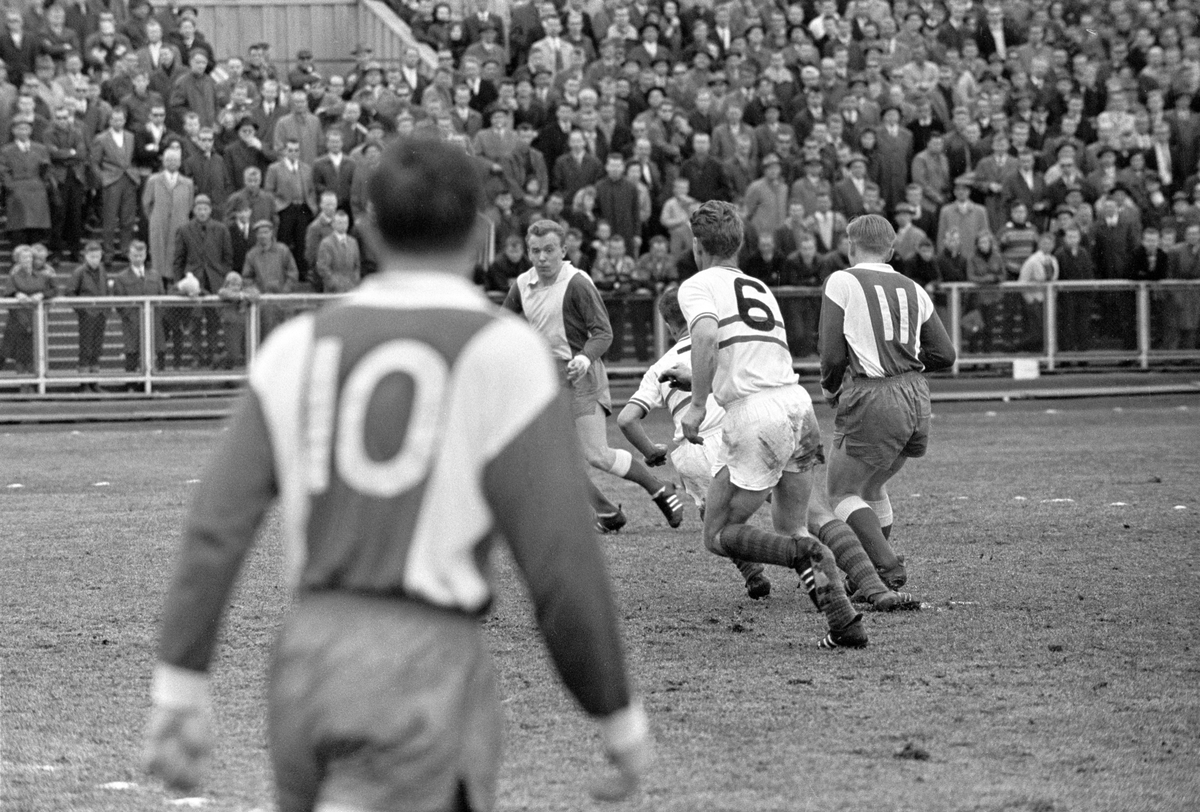 Fotballkamp Brann - Lyn på Ullevål stadion i Oslo. Ukjente spillere. Publikum på tribunen.