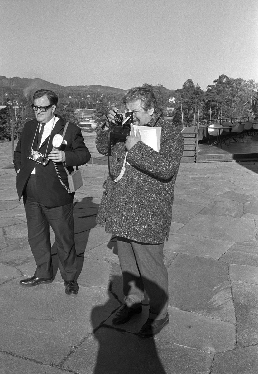 Skuespiller og regissør Peter Ustinov besøker Henie Onstad Kunstsenter på Høvikodden. Her er han ute å fotograferer.