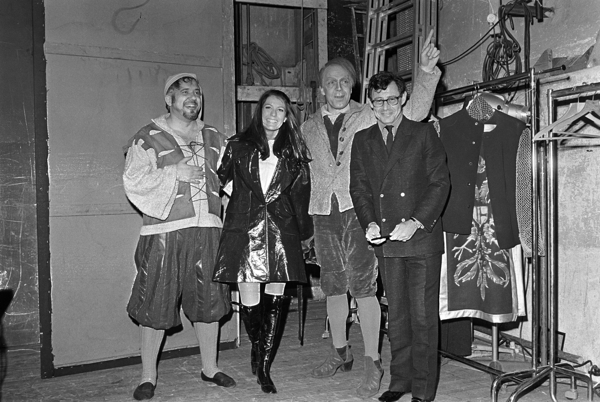 Sanger og skuespiller Eddie Fisher besøker Norge sammen med sin norske forlovede Ida Bjørn-Hansen. Etter forestillingen "Mannen fra La Mancha" på Det Norske Teatret,
hilser de på Rolf Just Nilsen til venstre og Lasse Kolstad i midten bak scenen.