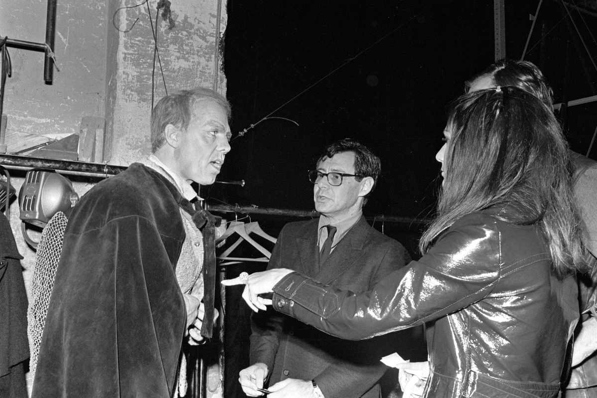 Sanger og skuespiller Eddie Fisher besøker Norge sammen med sin norske forlovede Ida Bjørn-Hansen. Etter forestillingen "Mannen fra La Mancha" på Det Norske Teatret,
treffer de Lasse Kolstad til venstre bak scenen.
