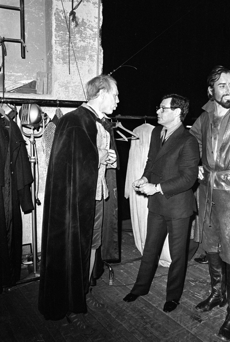 Sanger og skuespiller Eddie Fisher besøker Norge sammen med sin norske forlovede Ida Bjørn-Hansen. Etter forestillingen "Mannen fra La Mancha" på Det Norske Teatret,
treffer Fisher Lasse Kolstad (til venstre) bak scenen. Ukjent skuespiller til høyre.