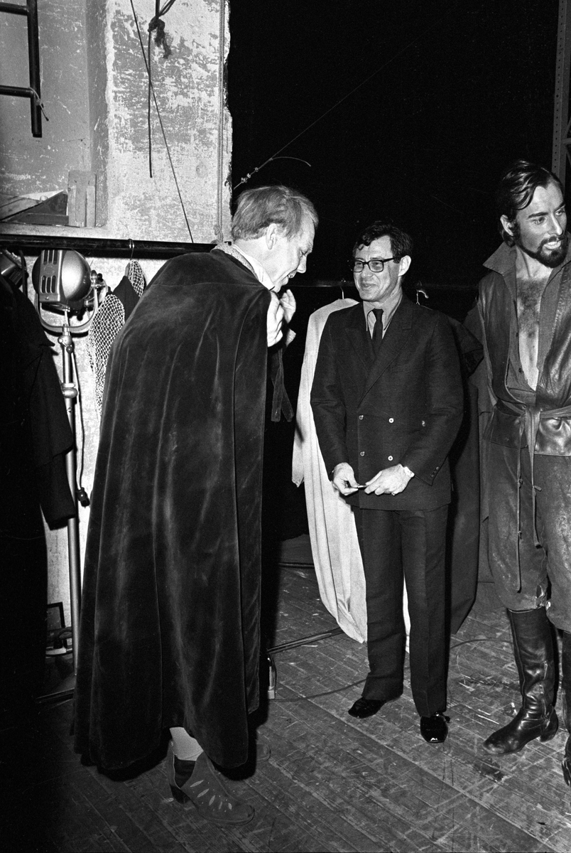 Sanger og skuespiller Eddie Fisher besøker Norge sammen med sin norske forlovede Ida Bjørn-Hansen. Etter forestillingen "Mannen fra La Mancha" på Det Norske Teatret,
treffer Fisher Lasse Kolstad (til venstre) bak scenen. Ukjent skuespiller til høyre.