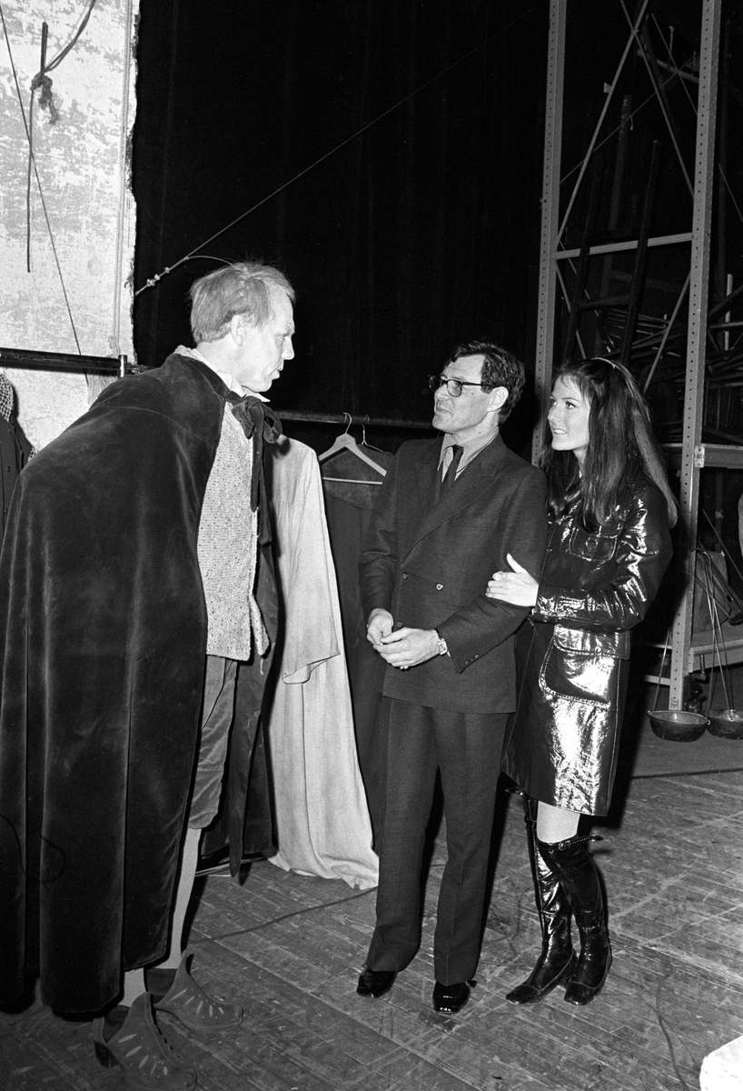 Sanger og skuespiller Eddie Fisher besøker Norge sammen med sin norske forlovede Ida Bjørn-Hansen. Etter forestillingen "Mannen fra La Mancha" på Det Norske Teatret,
treffer de Lasse Kolstad (til venstre) bak scenen.