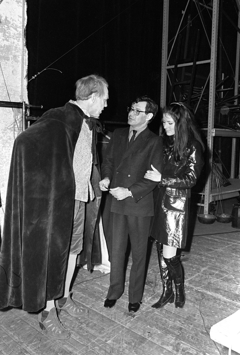 Sanger og skuespiller Eddie Fisher besøker Norge sammen med sin norske forlovede Ida Bjørn-Hansen. Etter forestillingen "Mannen fra La Mancha" på Det Norske Teatret,
treffer de Lasse Kolstad (til venstre) bak scenen.