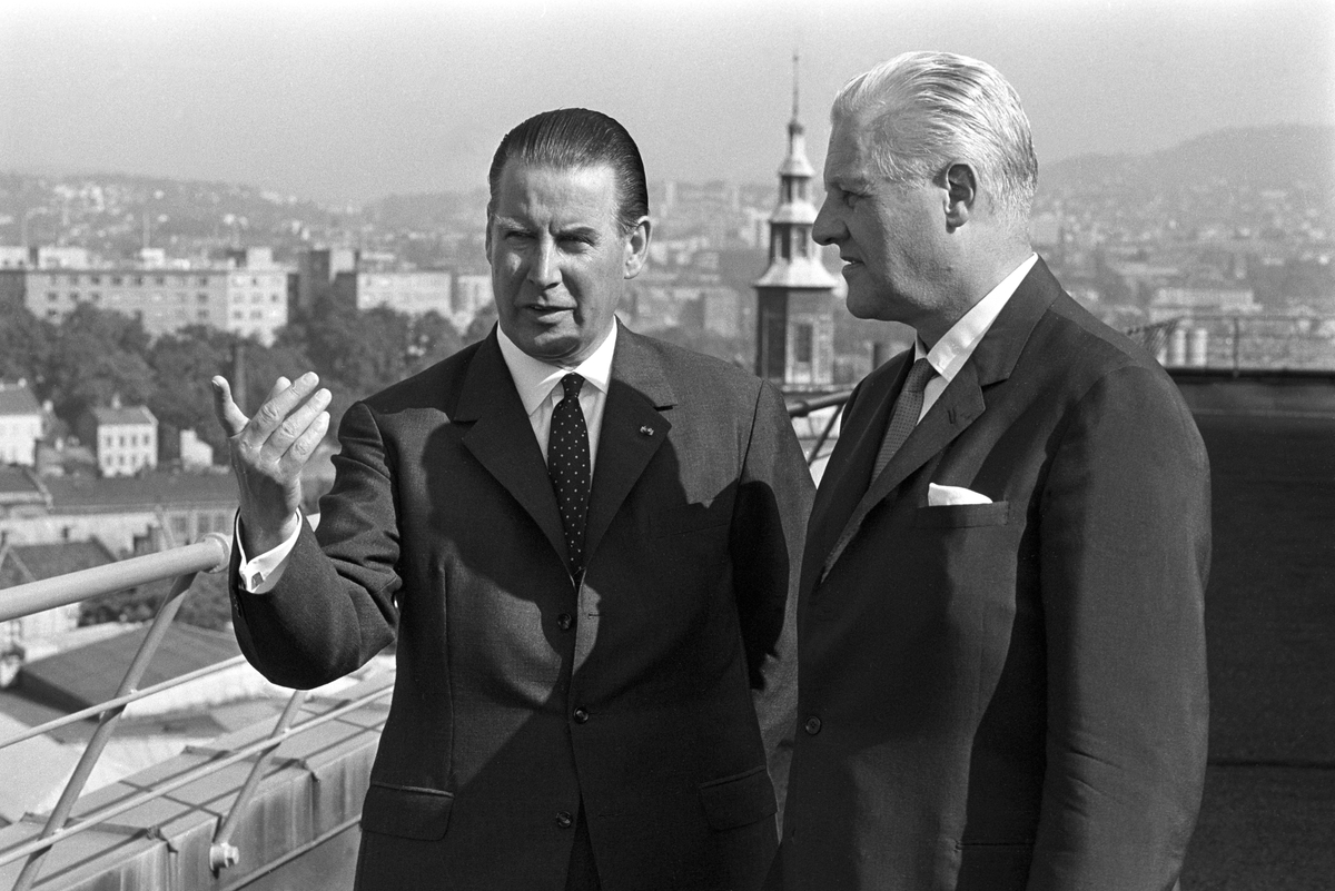 Den tyske forbundskansleren Ludwig Erhard er på offisielt besøk i Norge. Her er utenriksminister John Lyng til høyre sammen med tysklands utenriksminister Gerhard Schrõder på terrassen utenfor statsministerens kontor i Regjeringsbygget.