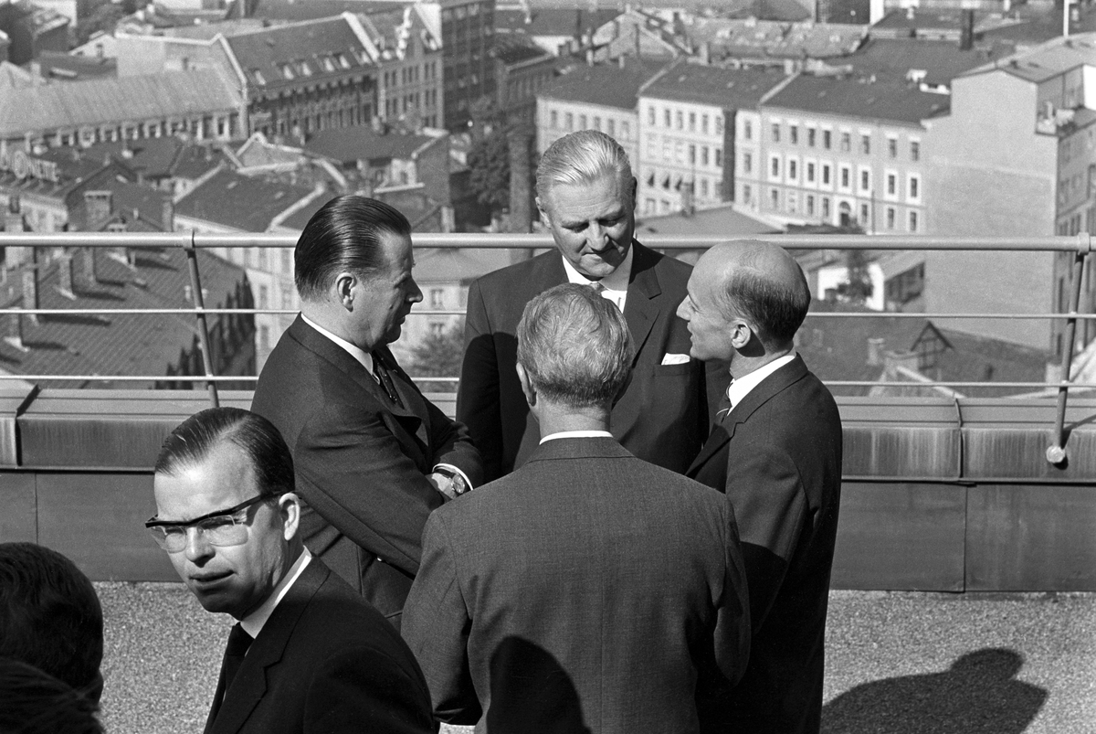 Den tyske forbundskansleren Ludwig Erhard er på offisielt besøk i Norge. Her er utenriksminister John Lyng (i midten) sammen med Kåre Willoch til høyre og tysklands utenriksminister Gerhard Schrõder til venstre på terrassen utenfor statsministerens kontor i Regjeringsbygget.