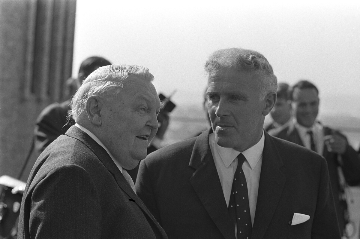 Den tyske forbundskansleren Ludwig Erhardt er på offisielt besøk i Norge. Her er statsminister Per Borten til høyre sammen med Erhard på terrassen utenfor statsministerens kontor i Regjeringsbygget.