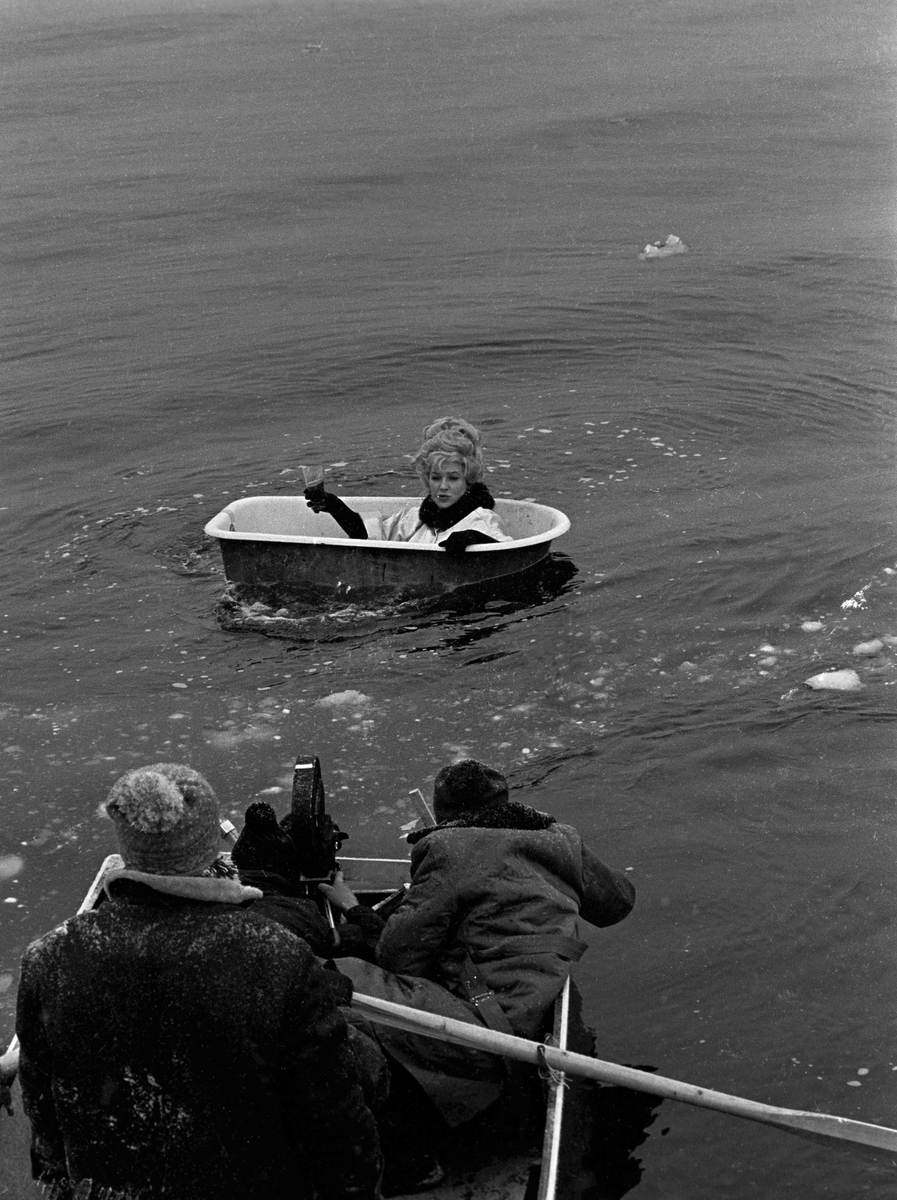 Sølvi Wang filmes i froskedrakt og badekar ved Sjøstrand Bad i Slemmestad i forbindelse med opptakene til TV-programmet "That's entertainement" som hun vant Chaplin-prisen for i Montreux.