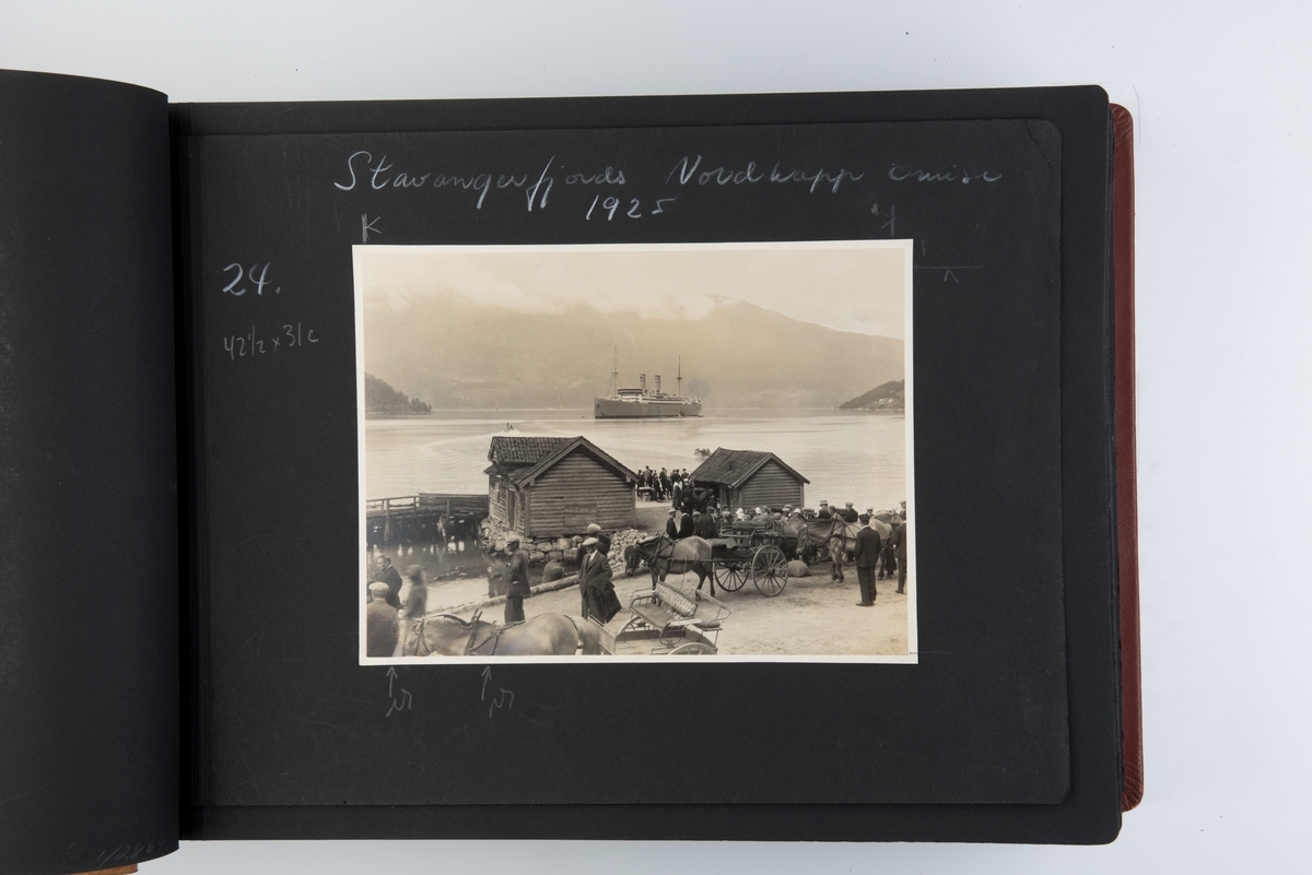 Album med fotografier av NALs kontorer og skip i Norge og USA