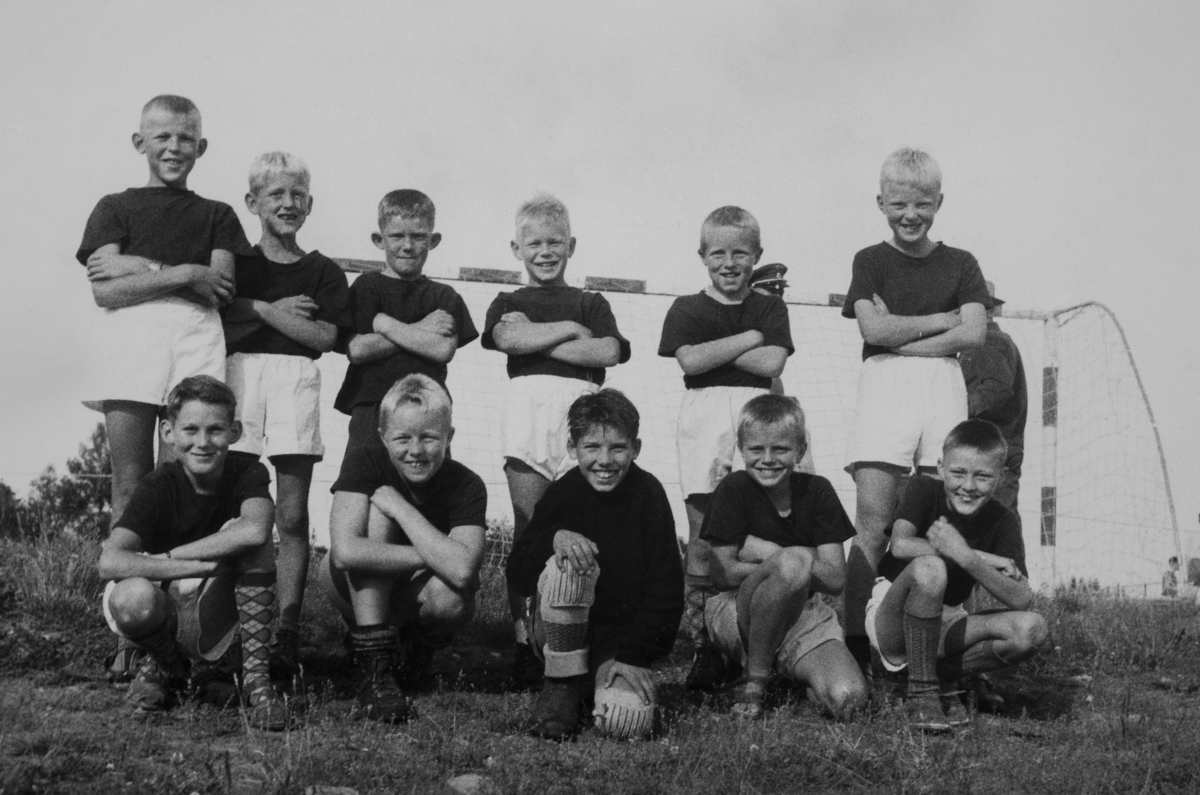 Ridabu, fotball, guttelag. Kamp på Fartbana. "Lyn Åker fotballklubb 1960" Guttene vokste opp på Åker Hageby på 1950-60 tallet. I 1960 stiftet de fotballklubb og spilte sin første kamp på Fartbana i juni 1960. Guttene syklet til Fartbana og vant 1-0. Guttene på bildet: Tore Vidar Odnes, Kjell Arne Søby, Tore Otnæs, Leo Ottersen, Asbjørn Aasterud, Stein Myren, Svein Tore Rønningen Harry Aasterud,,Leif Arild Otnæs, Sturla Beidel (Evensen), Svein Åkerland