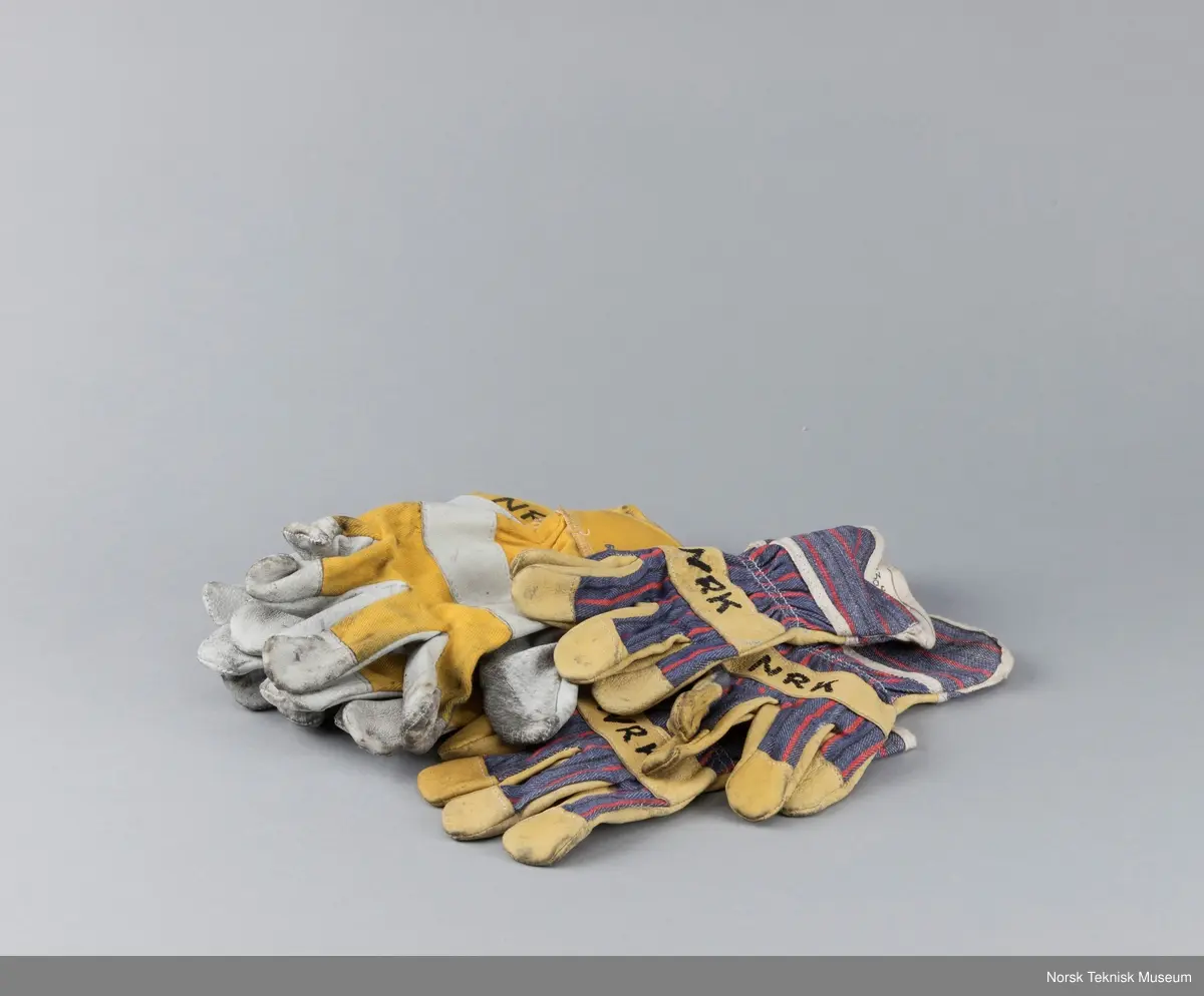 Fire par arbeidshansker hvorav ett av parene mangler høyre hånd.