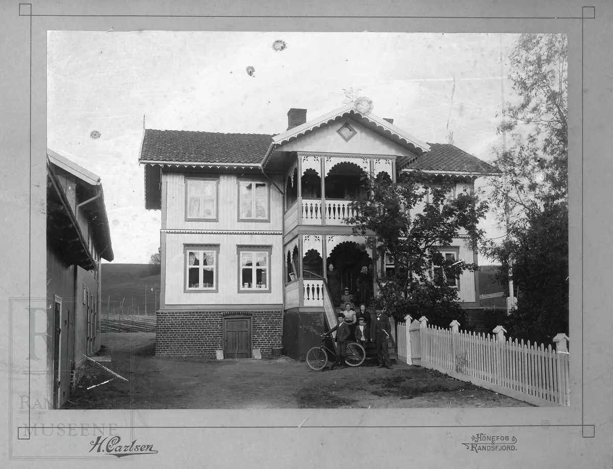 H. C. Hansens hus og forretning, senere Sandbæk gården. Langgården, uthus, til venstre.