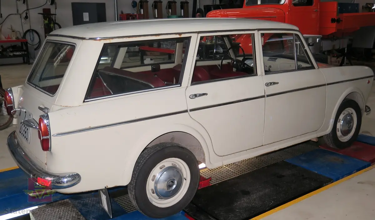 Fiat 1100 D Family. 4-dørs stasjonsvogn karosseri, beige (sandbeige) lakk. Svart, beige og rødt innvendig. Bilen har en vannavkjølt, bensindrevet 4-sylindret rekkemotor med forgasser. Motoren har et sylindervolum på 1221 kubikkcentimeter Motorytelse/effekt 55 SAE hk / 40.00 KW). To aksler, bakhjulstrekk. 4- trinns manuell girkasse med girspak på rattstammen. Antall sitteplasser er 4. Topphastighet 130 km/t. Km.stand er 73078 km.
Standard dekkdimensjon foran og bak er 5.60 x 14.
Originalmotorens nummer er 103G81488524.