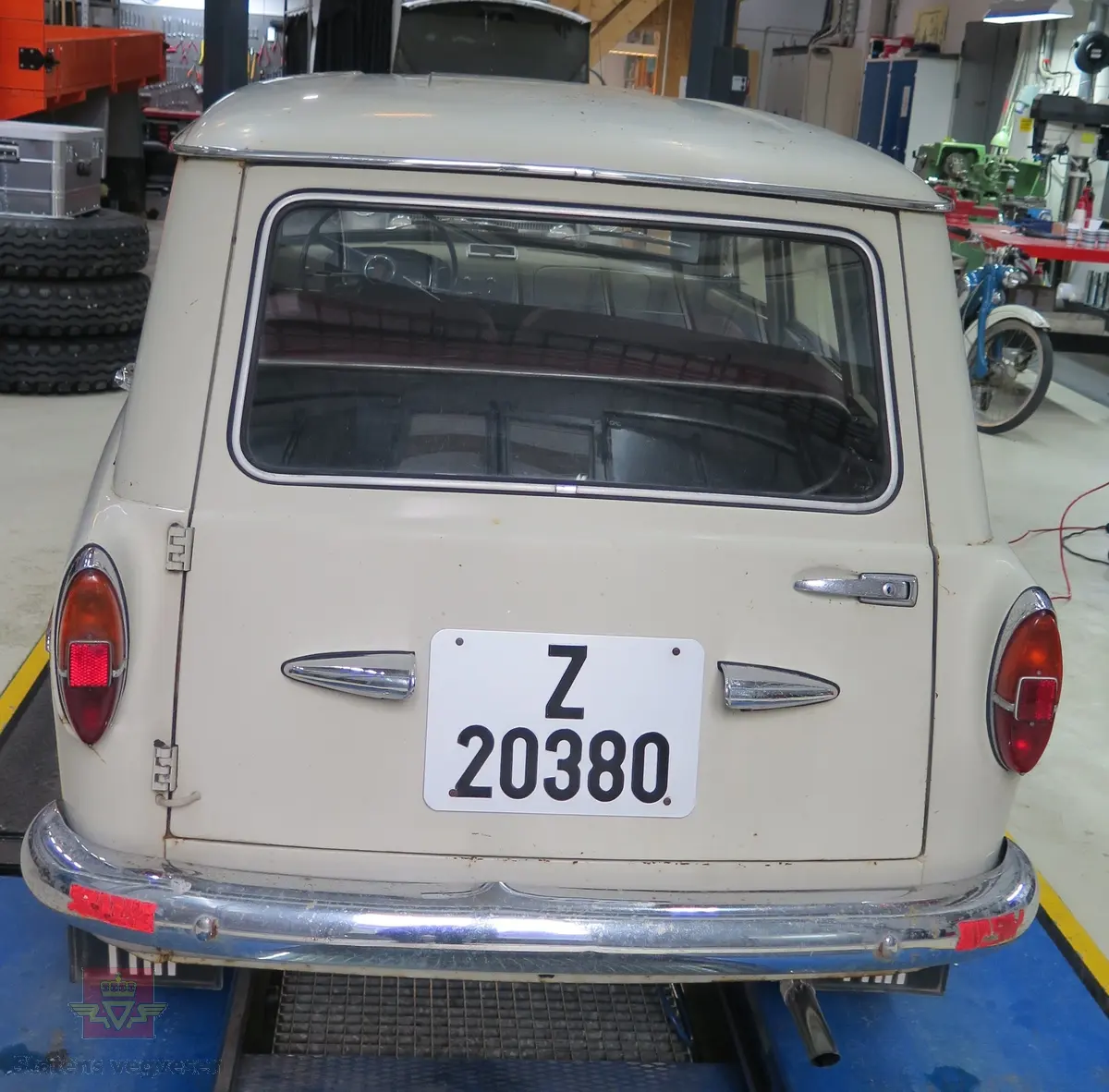 Fiat 1100 D Family. 4-dørs stasjonsvogn karosseri, beige (sandbeige) lakk. Svart, beige og rødt innvendig. Bilen har en vannavkjølt, bensindrevet 4-sylindret rekkemotor med forgasser. Motoren har et sylindervolum på 1221 kubikkcentimeter Motorytelse/effekt 55 SAE hk / 40.00 KW). To aksler, bakhjulstrekk. 4- trinns manuell girkasse med girspak på rattstammen. Antall sitteplasser er 4. Topphastighet 130 km/t. Km.stand er 73078 km.
Standard dekkdimensjon foran og bak er 5.60 x 14.
Originalmotorens nummer er 103G81488524.