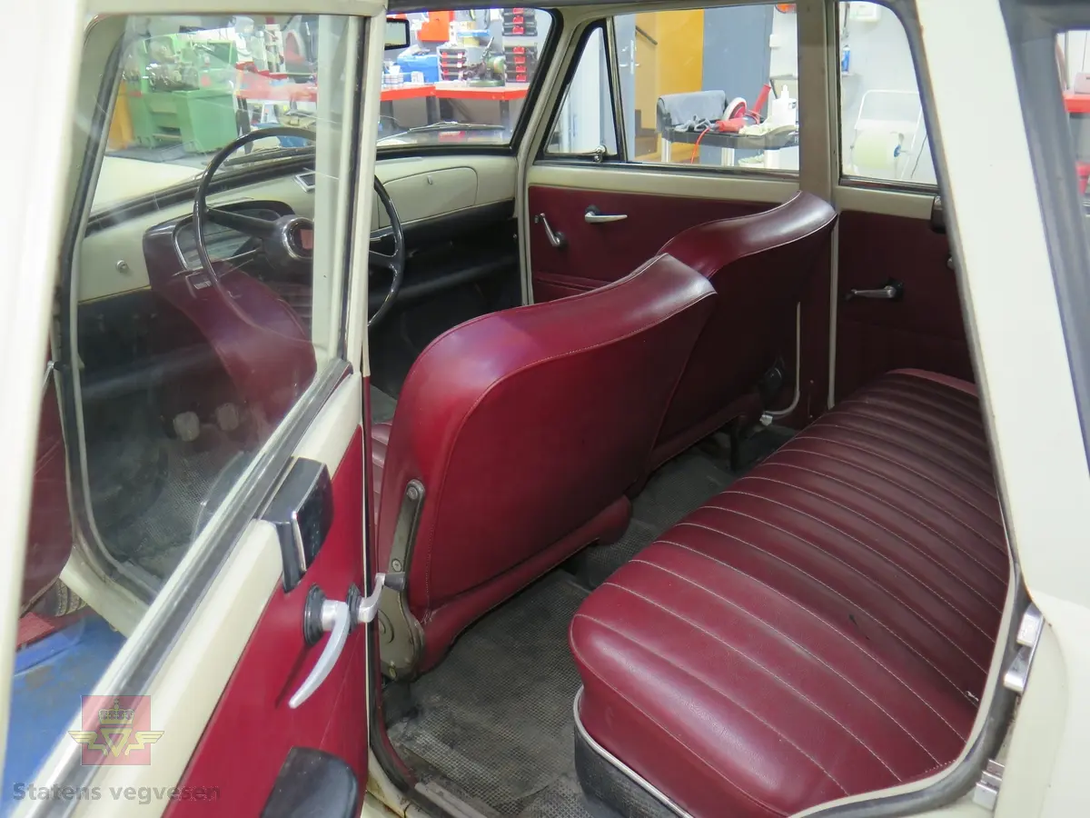 Fiat 1100 D Family. 4-dørs stasjonsvogn karosseri, beige (sandbeige) lakk. Svart, beige og rødt innvendig. Bilen har en vannavkjølt, bensindrevet 4-sylindret rekkemotor med forgasser. Motoren har et sylindervolum på 1221 kubikkcentimeter Motorytelse/effekt 55 SAE hk / 40.00 KW). To aksler, bakhjulstrekk. 4- trinns manuell girkasse med girspak på rattstammen. Antall sitteplasser er 4. Topphastighet 130 km/t. Km.stand er 73078 km.
Standard dekkdimensjon foran og bak er 5.60 x 14.
Originalmotorens nummer er 103G81488524.
