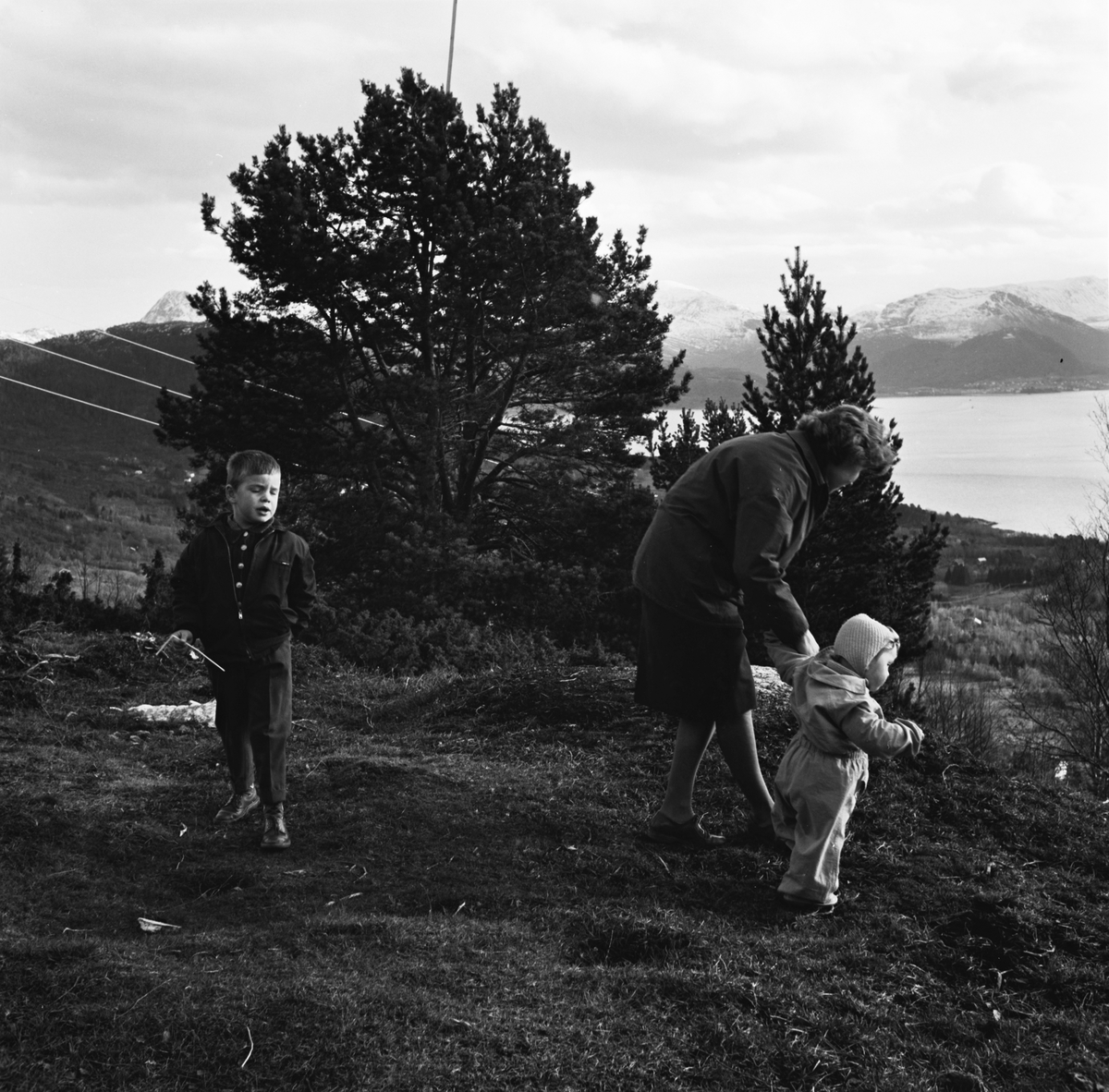En bildeserie av ei kvinne med to barn på tur.